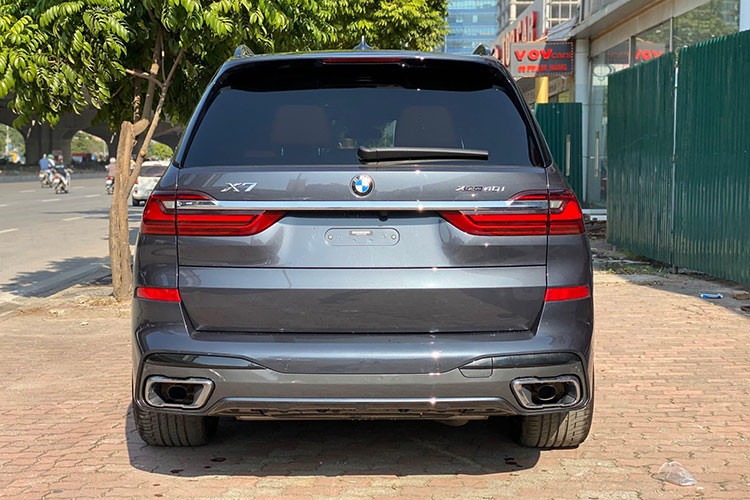 Về truyền động, BMW X7 2019 tại Việt Nam thuộc phiên bản xDrive40i giống như chiếc xe chính hãng đang bán ra. Do đó, "trái tim" của xe vẫn là khối động cơ i6 tăng áp kép 3.0L cho ra công suất tối đa 340 mã lực và mô-men xoắn 450 Nm. Đi kèm với đó là hộp số tự động 8 cấp và hệ dẫn động 4 bánh toàn thời gian.