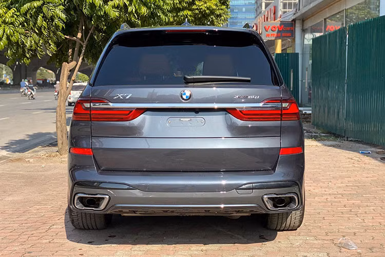 Về truyền động, BMW X7 2019 tại Việt Nam thuộc phiên bản xDrive40i giống như chiếc xe chính hãng đang bán ra. Do đó, "trái tim" của xe vẫn là khối động cơ i6 tăng áp kép 3.0L cho ra công suất tối đa 340 mã lực và mô-men xoắn 450 Nm. Đi kèm với đó là hộp số tự động 8 cấp và hệ dẫn động 4 bánh toàn thời gian.