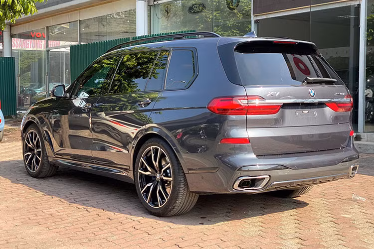 Là mẫu SUV hạng sang mới nhất của BMW, X7 có thiết kế khác biệt lớn so với các dòng X thấp hơn. Xe có ngoại hình hầm hố hơn nhờ gói trang bị M Sport. Xe có kích thước với chiều dài tổng thể 5.151 mm, chiều cao 1.805 mm và chiều dài cơ sở 3.105 mm. Trọng lượng của BMW X7 xDrive40i M Sport lên tới hơn 2,3 tấn.
