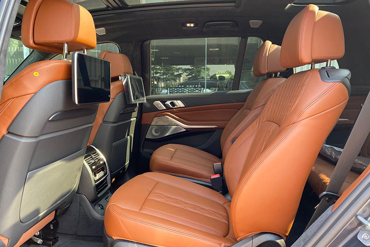 Cùng với tiện nghi cao cấp là nhiều trang bị công nghệ tiên tiến khác rất hấp dẫn khác dành cho khách hàng như; cảnh báo điểm mù, cảnh báo lệch làn đường, cảnh báo va chạm sau, cảnh báo va chạm trước, phát hiện người đi bộ với tính năng phanh tự động khẩn cấp, cảnh báo xe phía sau, cảnh báo vượt quá tốc độ...