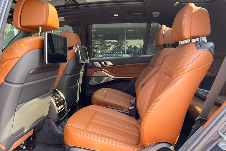 Cùng với tiện nghi cao cấp là nhiều trang bị công nghệ tiên tiến khác rất hấp dẫn khác dành cho khách hàng như; cảnh báo điểm mù, cảnh báo lệch làn đường, cảnh báo va chạm sau, cảnh báo va chạm trước, phát hiện người đi bộ với tính năng phanh tự động khẩn cấp, cảnh báo xe phía sau, cảnh báo vượt quá tốc độ...