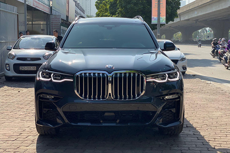 Tại thị trường Việt Nam, giá xe BMW X7 2019 chính hãng bán ra là 7,5 tỷ đồng. Chiếc xe trong bài viết được nhà nhập khẩu tư nhân chào bán khoảng hơn 6,9 tỷ đồng, rẻ hơn nhà phân phối Thaco khoảng 500 triệu. X7 mới sẽ là đối thủ của Mercedes-Benz GLS, nhiều lựa chọn hơn về phiên bản cũng như trang bị nhưng giá chỉ từ 4,2-7,8 tỷ đồng.