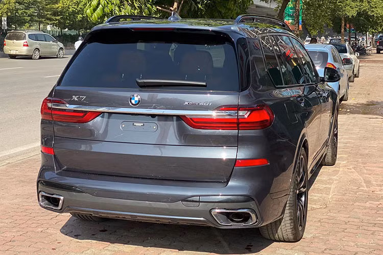 Ở phần đuôi, BMW không trang bị đèn hậu chạy dài hết phương ngang như trào lưu hiện nay mà thay vào đó, 2 đèn hậu cũng chạy mảnh theo phương ngang và được “bắc cầu” bằng một thanh nẹp mạ chrome bóng sáng tinh tế. Ở bên hông, điểm nhấn là đường nẹp mạ chrome bóng chạy theo mép dưới cửa xe và ăn liền với phần bẻ góc năng động ngay sau hốc bánh trước. 