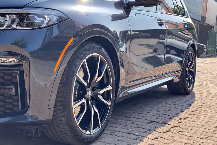 Thiết kế phương ngang của X7 trông hài hòa đẹp mắt và khung cửa sổ đồng nhất 3 ô cửa tạo cảm giác thân xe kéo dài, cũng như Mercedes GLS hay LX570. BMW trang bị các mâm xe cỡ lớn, từ 20 đến 22-inch giúp ngoại hình X7 trông khỏe khoắn đúng chất thể thao của BMW. Khách hàng cũng có những tùy chọn mẫu thiết kế mâm.