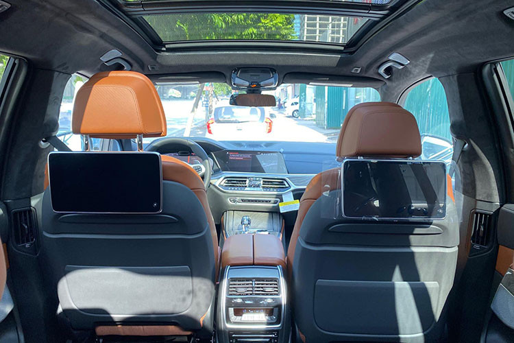 Ngoài ra, BMW X7 tại Việt Nam còn sở hữu trang bị cặp màn hình giải trí kích thước lớn cho hàng ghế thứ hai. Cửa sổ trời toàn cảnh với đèn LED nội thất cũng xuất hiện trên phiên bản cao cấp này. Khoang hành lý của xe có hai vùng riêng biệt, cả hai đều đóng mở bằng điện. Dung tích cốp xe là 1.376 lít và có thể tăng lên 2.560 lít nếu hạ bớt hàng ghế thứ ba.