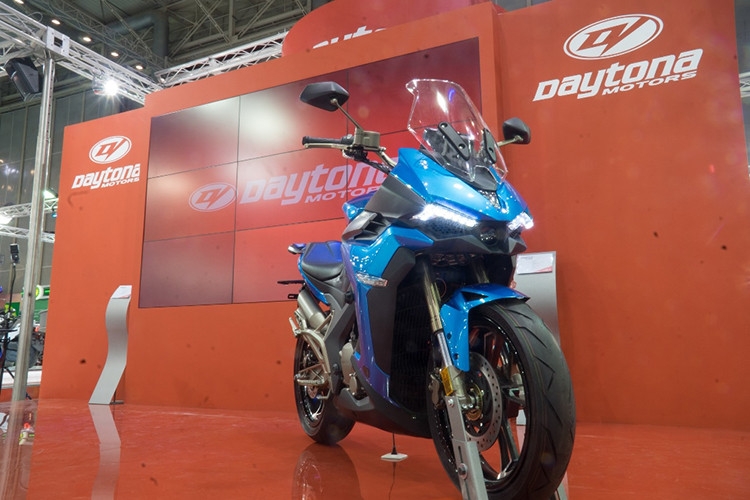 Hai mẫu xe được hãng xe máy Trung Quốc này cho ra mắt bao gồm một chiếc Naked-bike và một Sport bike lần lượt mang tên Zontes R310 và X310. Cả hai đều sử dụng chung một cỗ máy EFI dạng DOHC với dung tích xy lanh đơn 312 phân khối sử dụng bộ số 6 cấp hiện đại.