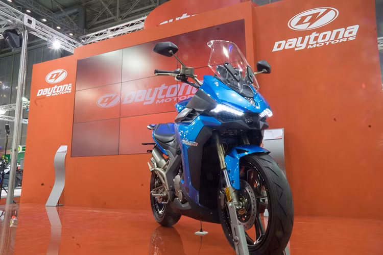 Hai mẫu xe được hãng xe máy Trung Quốc này cho ra mắt bao gồm một chiếc Naked-bike và một Sport bike lần lượt mang tên Zontes R310 và X310. Cả hai đều sử dụng chung một cỗ máy EFI dạng DOHC với dung tích xy lanh đơn 312 phân khối sử dụng bộ số 6 cấp hiện đại.