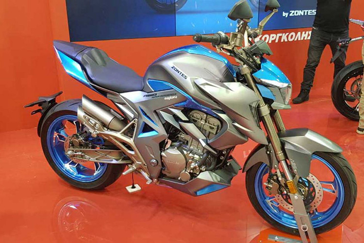 Cả hai chiếc xe môtô Trung Quốc này đều được trang bị bình xăng 15 lít khá lớn cho hành trình dài mới phải thay nhiên liệu. Đặc biệt, cả hai xe đều được sử dụng chìa khóa điện tử thông minh với bộ khởi động không cần chìa và thậm chí mở được nắp bình xăng bằng điều khiển này.