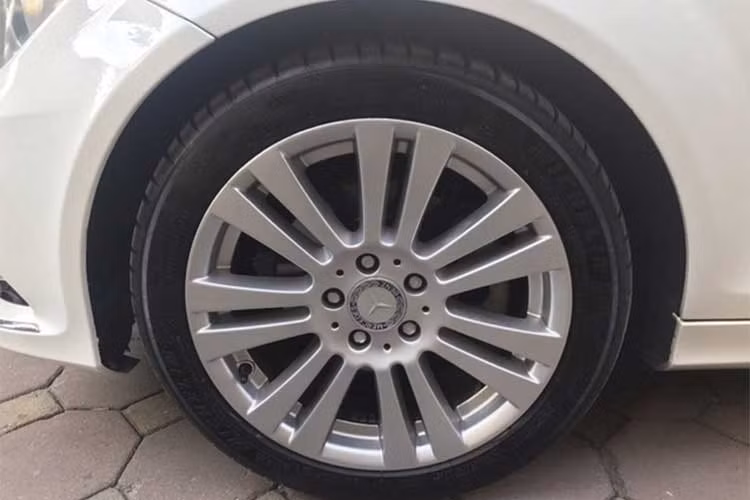 Phiên bản C250 này được trang bị lưới tản nhiệt 3 nan đi kèm viền kim loại mạ chrome sáng. Hốc hút gió trên cản được làm dạng lưới giúp tăng thêm chất thể thao cho xe. Đèn sương mù và đèn định vị dạng LED.