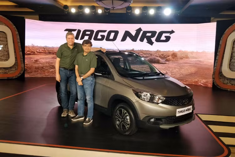 Về giá thành, mẫu xe siêu rẻ Tiago NRG bản máy xăng sẽ được bán với giá 550.000 Rupee (tương đương 177 triệu đồng), bản máy dầu có giá cao hơn, ở mức 632.000 Rupee, tương đương 204 triệu đồng.