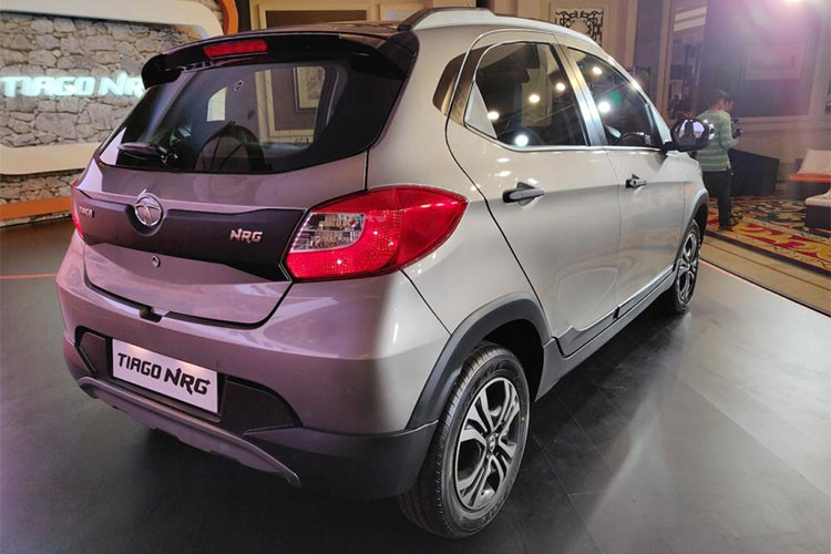 Ngoài ra Tiago NRG có khoảng sáng gầm cao hơn so với bản tiêu chuẩn 10mm, đạt mức 180mm... những tính năng này giúp xe có vẻ ngoài cao rao hơn cũng như dễ dàng vượt qua các đoạn đường gồ ghề hay ổ gà.