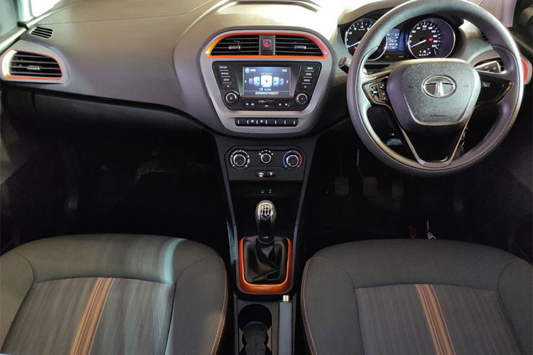 Bên trong xe Tiago NRG có tông màu chủ đạo là màu đen, nổi bật trên đó là các chi tiết điểm nhấn màu cam. Bộ ghế của xe cũng được bọc vải giống vải bò với các đường chỉ thêu màu cam cùng tông với nội thất.