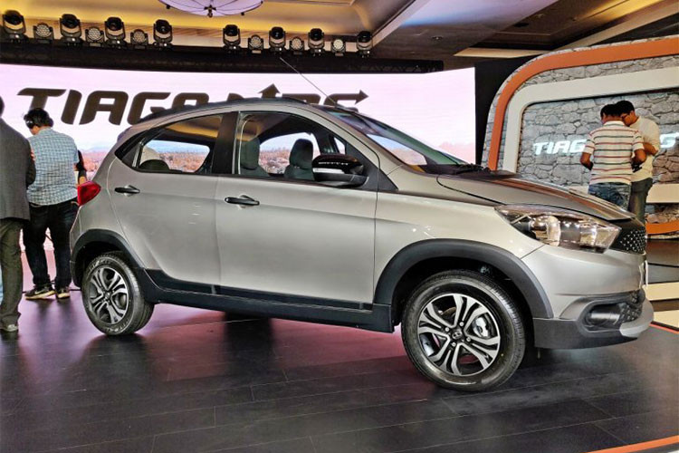 Mẫu xe Tata Tiago NRG 2018 này sở hữu kích thước dài x rộng x cao, cụ thể ở mức 3.793 x 1.655 x 1.587 mm. So với bản tiêu chuẩn thì bản NRG mới này dài hơn 47mm, rộng hơn 18mm và cao hơn 52mm.