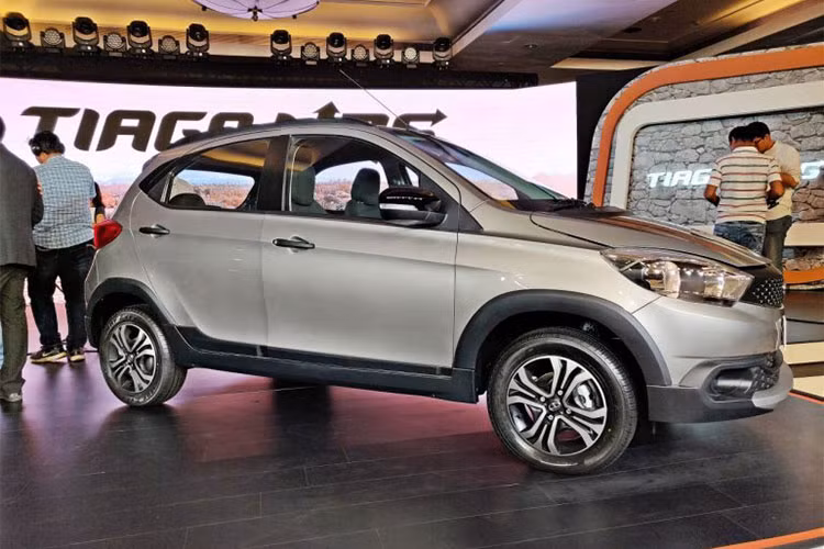 Mẫu xe Tata Tiago NRG 2018 này sở hữu kích thước dài x rộng x cao, cụ thể ở mức 3.793 x 1.655 x 1.587 mm. So với bản tiêu chuẩn thì bản NRG mới này dài hơn 47mm, rộng hơn 18mm và cao hơn 52mm.