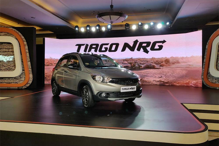 Thương hiệu xe Ấn Độ Tata vừa chính thức bán ra mẫu CUV Tiago NRG 2018 mới. Mẫu xe giá rẻ Tata Tiago NRG này chính là phiên bản nâng cấp của chiếc Tiago nguyên bản, hiện vẫn đang bán ra thị trường nhưng nó sở hữu khả năng offroad tốt hơn và phong cách mạnh mẽ hơn.
