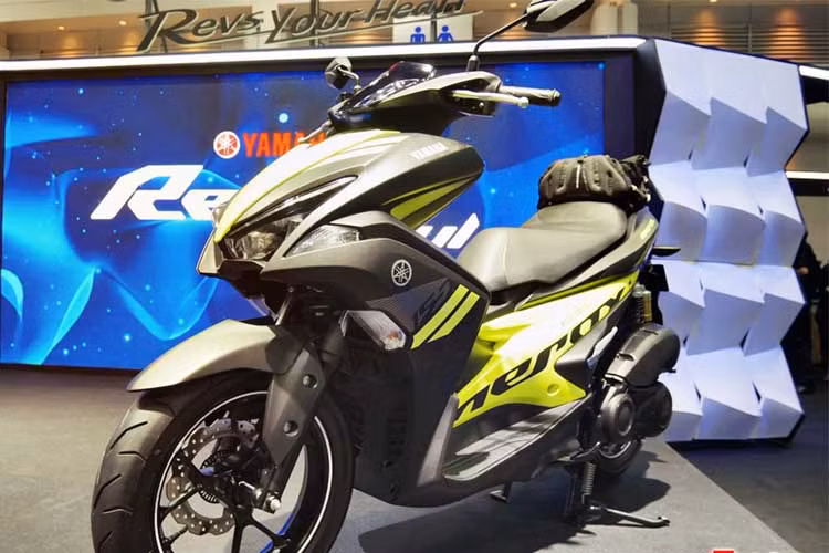 Cụm đèn pha trước và sau của xe sử dụng loại bóng đèn dạng LED, cụm đồng hồ dạng kỹ thuật số toàn phần với màn hình LCD 5,8 inch, hiển thị nhiều thông số khác nhau như lượng nhiên liệu còn trong bình, báo ắc-quy, vòng tua máy, quãng đường đã đi, lượng xăng tiêu thụ...