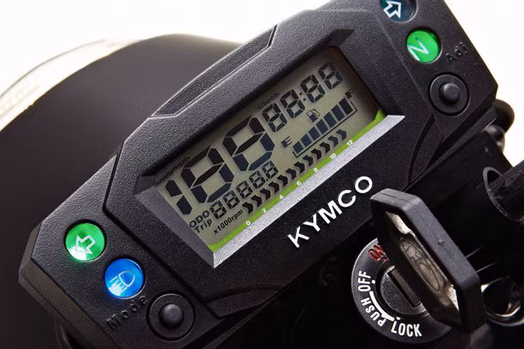 Xe được trang bị đồng hồ với màn hình lcd cỡ nhỏ hiển thị đầy đủ thông tin như; đèn báo, thông số nhiên liêu, tốc độ, vòng tua máy... với kiểu dáng trẻ trung, cá tính.