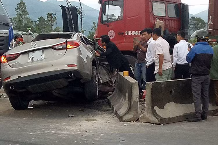 Cú tông mạnh khiến cho chiếc xe ôtô Mazda6 bị lùa vào phía dải phân cách cứng giữa đường, hai phụ nữ bị mắc kẹt trong cabin khoảng 30 phút, được người dân phá cửa đưa ra ngoài. May mắn họ chỉ bị xây xước nhẹ.