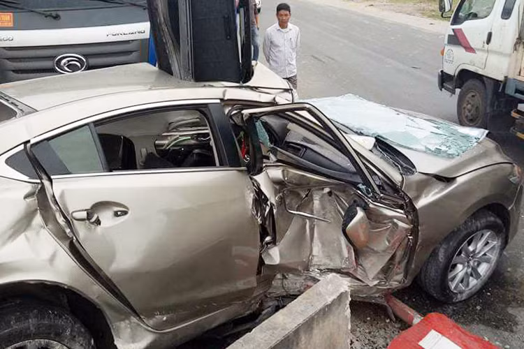 Tại hiện trường, chiếc xe ôtô Mazda6 do bị tông trực diện đã bị biến dạng hoàn toàn, phần thân và đầu méo, kính trước và sau... vỡ nát gần như chỉ còn là một đống sắt vụn. Chiếc xe tải chỉ bị hư hỏng nhẹ phần đầu. Xung quanh nhiều mảnh vỡ hai xe bung ra, vệt dầu loang lổ.