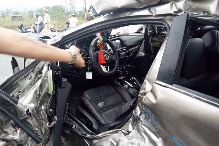 Được biết, Mazda6 là dòng xe được thương hiệu ôtô Nhật Bản trang bị khá đầy đủ các tính năng an toàn, trong đó nổi bật là trang bị tiêu chuẩn 6 túi khí, bao gồm 2 túi khí phía trước và các túi khí bên hông. Nhìn ảnh hiện trường có thể thấy xe bị đâm cả ở phía trước lẫn bên hông, nhưng tuyệt nhiên không thấy sự hiện diện của bất kỳ chiếc túi nào?