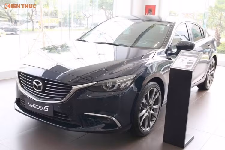 Bên cạnh đó, hệ thống tái tạo năng lượng phanh i-ELOOP và hệ thống auto start-stop i-Stop đem lại cho Mazda 6 mức tiêu hao nhiên liệu thuộc vào hàng tốt nhất phân khúc. Mức giá của Mazda6 2.0L và Mazda6 2017 2.5L phiên bản mới nhất tại thị trường Việt Nam từ 850 đến 999 triệu đồng.