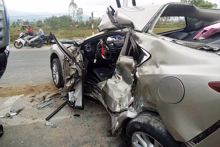 Theo một số chuyên gia về xe cho biết, có thể quan sát thấy chiếc xe Mzda6 trong bài viết này bị đâm ngang hông và đời này được sản xuất khoảng 2015 - 2016. Như vậy nó được trang bị khá đầy đủ tới 6 túi khí và hệ thống cân bằng điện tử DSC nhưng tại sao với sức ép rất mạnh của chiếc xe tải mà toàn bộ túi khí đều không bung?