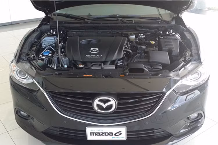 Mẫu xe Mazda6 được phân phối chính hãng tại Việt Nam và là đối thủ trực tiếp của Toyota Camry. Mẫu xe này nổi bật với phong cách thể thao, cá tính dựa trên ngôn ngữ thiết kế Kodo - đây là mẫu xe thứ hai của hãng xe ôtô Mazda, Nhật Bản được phát triển dựa trên công nghệ SkyActiv đi kèm nhiều công nghệ mới được đánh giá là khá an toàn.