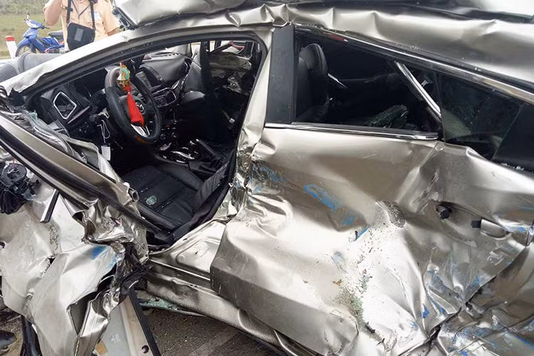 Nhìn ảnh hiện trường có thể thấy xe bị đâm cả ở phía trước lẫn bên hông khiến cho chiếc xe gần như chỉ còn là đống sắt vụn, nhưng tuyệt nhiên không thấy sự hiện diện của bất kỳ chiếc túi nào khiến người tiêu dùng đặt dấu hỏi cho chất lượng an toàn của mẫu xe của Mazda tại Việt Nam?
