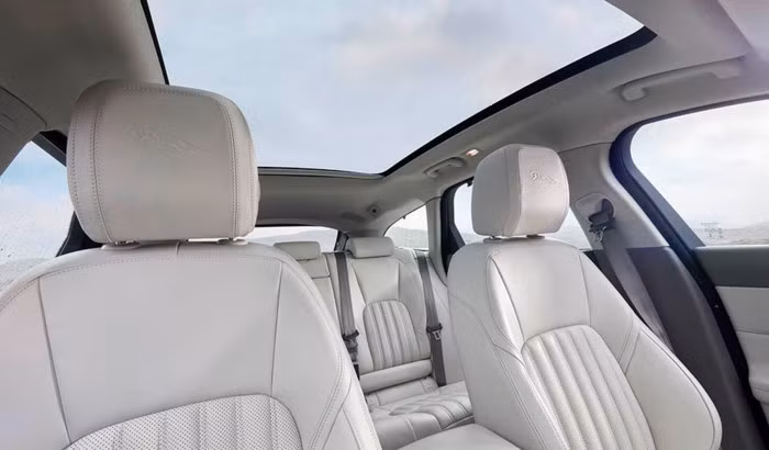 Hệ thống lọc không khí và ion hóa trong xe giúp loại bỏ các chất gây ô nhiễm xâm nhập, để bảo vệ sức khoẻ, trong khi các khả năng điều khiển bằng cử chỉ đối với cửa hậu và tấm che nắng cửa sổ trời toàn cảnh cho thấy rõ cam kết về tiện nghi của XF Sportbrake. Driver Condition Monitor của Jaguar, giúp kiểm tra một loạt thông số đầu vào để phát hiện dấu hiệu ngủ gật, qua đó cảnh báo lái xe khi họ cần nghỉ ngơi...