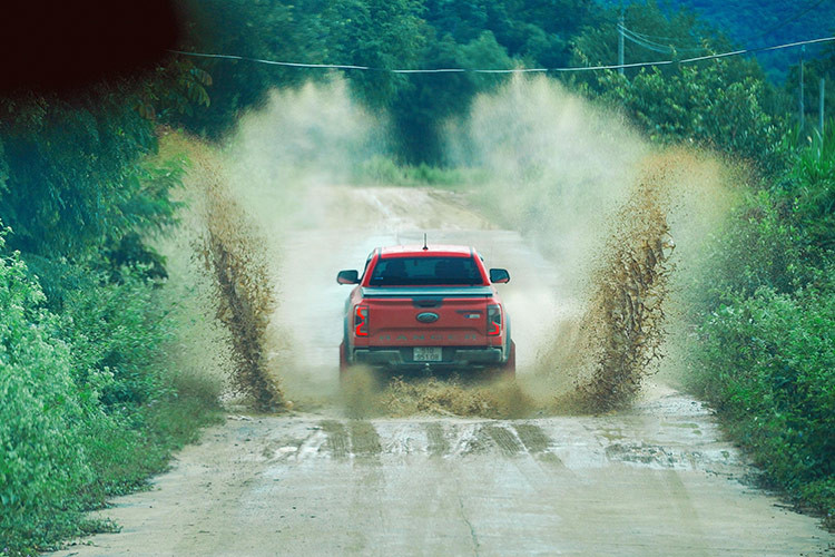 Ford Ranger va Everest but pha gioi han, truyen lua dam me-Hinh-8
