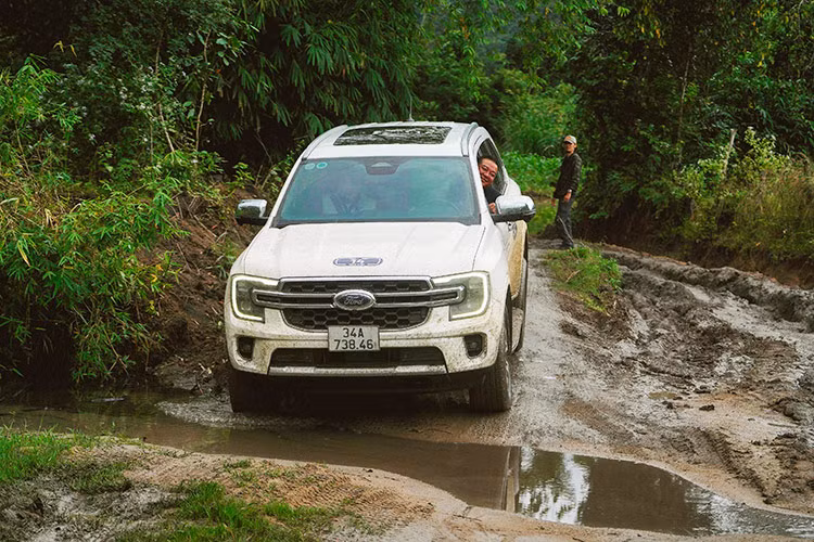 Ford Ranger va Everest but pha gioi han, truyen lua dam me-Hinh-6