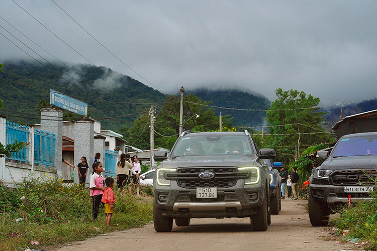 Ford Ranger va Everest but pha gioi han, truyen lua dam me-Hinh-12