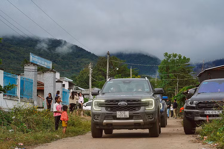 Ford Ranger va Everest but pha gioi han, truyen lua dam me-Hinh-12