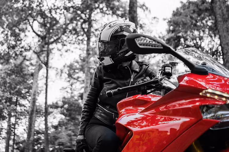 Xe được trang bị hàng loạt công nghệ thừa hưởng từ đàn anh 1299 và 1199, tận dụng thiết kế của dòng nake-bike Monster kết hợp với kiểu thiết kế trên chiếc xe huyền thoại Ducati 916. Ở phần đầu, chiếc xe môtô thể thao này sở hữu phần đèn chiếu sáng ban ngày và đèn hậu dạng LED, trong khi đèn pha chỉ dùng bóng halogen vàng.