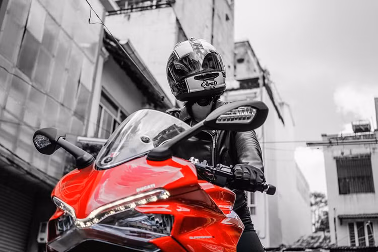 Theo đại diện Ducati cho hay, mẫu SuperSport mới này mang trong mình gen của dòng môtô thể thao nhưng lại vô cùng linh hoạt. Bạn có thể dùng nó làm phương tiện đi lại hàng ngày. Đồng hồ của xe hiển thị dạng LCD, cung cấp đầy đủ thông tin cơ bản, cùng những tính năng cao cấp như báo tin nhắn, chơi nhạc và thông báo trên điện thoại.