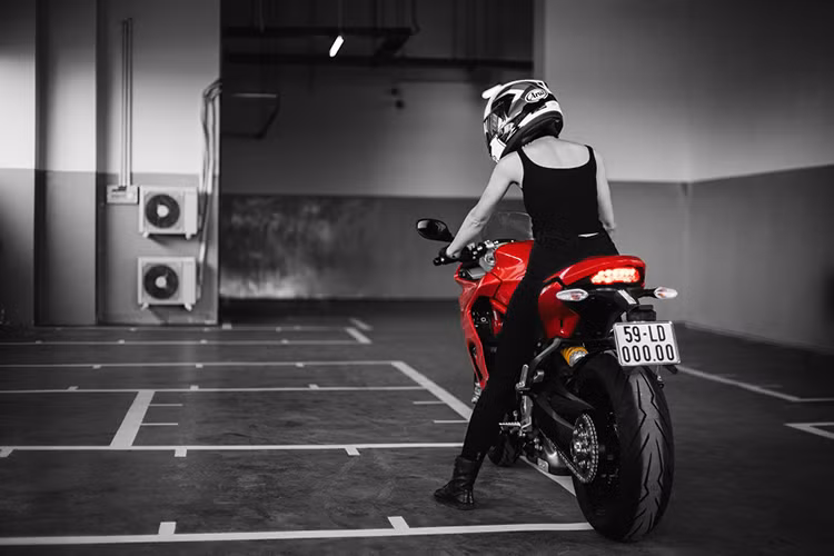 Mẫu xe môtô thể theo này có chiều dài cơ sở 1.478 mm và trọng lượng ướt 210 kg. Chiều cao yên xe tiêu chuẩn 810 mm, nhưng có thể nâng thêm 25 mm, hoặc giảm xuống 20 mm nhờ giảm xóc có thể điều chỉnh. Bình xăng dung tích 16 lít. Một điều khá thú vị là Ducati SuperSport cũng sẵn sàng cho bạn lắp thêm đôi thùng bên hông đúng phong cách đi “phượt” strada.