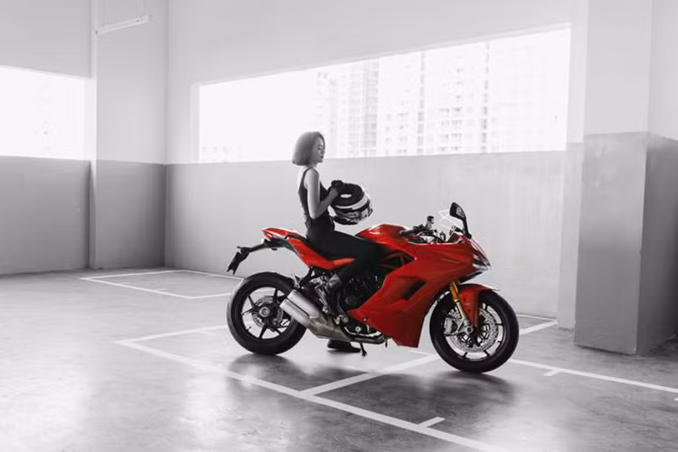 Ngoài những trang thiết bị tiêu chuẩn của Ducati SuperSport 2017 bao gồm các chức năng như; đèn LED định vị ban ngày, màn hình LCD toàn phần, chảng ba hình chữ Y và cổng USB chống thấm nước trong cốp... Mẫu xe này còn có 3 chế độ lái khác nhau là Sport, Touring và Urban.
