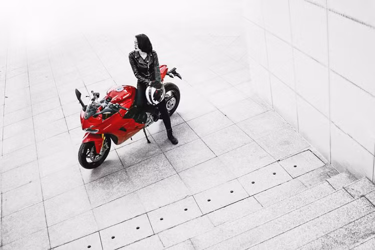 Super Sport 2017 sở hữu khối động cơ Testastretta nghiêng 11 độ, làm mát bằng dung dịch, dung tích 937 cc. Kết hợp với hộp số 6 cấp, động cơ tạo ra công suất tối đa 111 mã lực tại vòng tua máy 9.000 vòng/phút và mô-men xoắn cực đại 71,3 lb-ft tại vòng tua máy 6.500 vòng/phút. Theo hãng xe Ducati, động cơ mới này có thể đạt 80% mô-men xoắn cực đại chỉ từ vòng tua máy 3.000 vòng/phút.