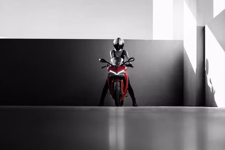 Dù ở phiên bản nào, SuperSport 2017 cũng đi kèm Brembo. Phanh đồng hành với vành 17 inch và lốp Pirelli Diablo Rosso III có kích thước 120/70 ZR17 trước và 180/55 ZR17 sau. Thêm vào đó là hệ thống chống bó cứng phanh ABS và kiểm soát lực bám 8 chế độ tiêu chuẩn. Riêng phiên bản S có thêm tính năng sang số nhanh tiêu chuẩn.