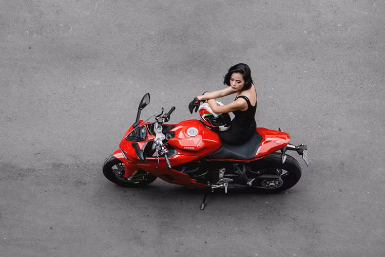 Khác với dòng sportbike Ducati truyền thống khác, SuperSport có tay lái clip-on đặt cao, yên xe rộng giúp tư thế ngồi thoải mái hơn. Kính chắn gió của xe lớn, có thể nâng cao thêm 50 mm, tương đương với dòng môtô touring. Ducati cho biết SuperSport không có đối thủ trực tiếp ở Việt Nam.