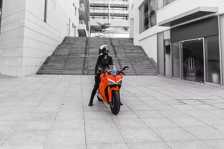 Ở phiên bản tiêu chuẩn, mẫu xe Ducati SuperSport 2017 sẽ được đi kèm hệ thống treo bao gồm phuộc Marzocchi 41 mm tùy chỉnh hoàn toàn và giảm xóc Sachs với lò xo tùy chỉnh theo tải cũng như độ bật nảy. Trong khi đó, phiên bản S của mẫu xe này được trang bị phuộc TIN 48 mm tùy chỉnh hoàn toàn và giảm xóc Ohlins.