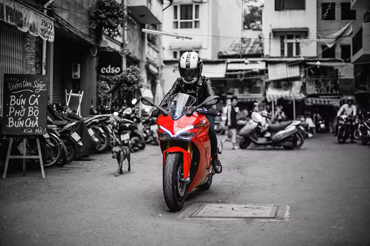 Theo đại diện của nhà phân phối Ducati tại Việt Nam cho biết mẫu xe SuperSport đã trình làng lần đầu tiên lần đầu tiên ra mắt trong triển lãm Intermot 2016 diễn ra vào tháng 10 năm ngoái tại Đức. Trong triển lãm EICMA 2016 diễn ra tại Milan, Ý, Ducati SuperSport còn được bình chọn là mẫu môtô có thiết kế đẹp nhất.