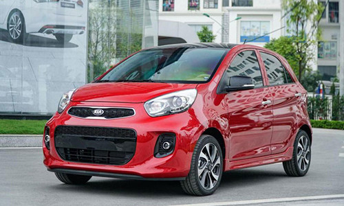 Cuoi nam, ca loat o to bat ngo thi nhau tang gia