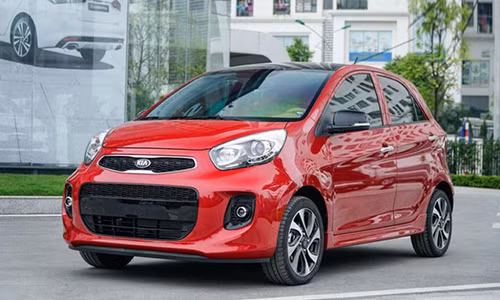 Cuoi nam, ca loat o to bat ngo thi nhau tang gia