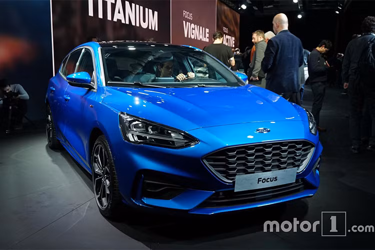 Hãng ôtô Ford vừa chính thức giới thiệu mẫu xe Ford Focus 2019 thế hệ mới dành cho khách hàng toàn cầu, với công nghệ hiện đại và tiên tiến nhất đi kèm nhiều tiện nghi và không gian rộng rãi hơn, trải nghiệm thú vị hơn. Ford Focus 2019 hoàn toàn mới thuộc thế hệ thứ 4 của dòng xe, được thiết kế thể thao trẻ trung hơn.