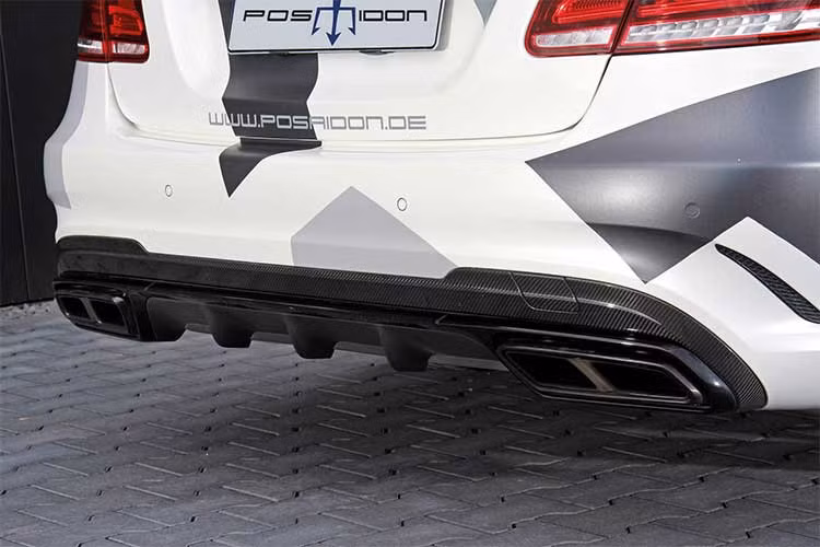 Nhờ có động cơ được nâng cấp cực mạnh với công suất 1.020 mã lực và mô-men xoắn 1.400Nm - lớn hơn tới gần gấp đôi so với E63 S nguyên bản, tốc độ của E 63 RS850+ đã có sự thay đổi lớn. Theo Posaidon, E63 RS850+ có thể tăng tốc từ 0-100km/h chỉ trong 2,8 giây - nhanh hơn gần 1 giây so với xe nguyên bản. 