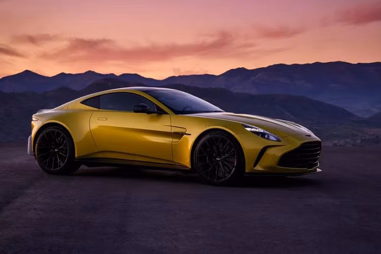 Cung cấp sức mạnh cho Vantage 2025 là động cơ V8 tăng áp kép 4.0 lít được nâng cấp kỹ lưỡng, sản sinh công suất lên đến 656 mã lực và mô-men xoắn 800 Nm, tăng 153 mã lực và 115 Nm so với phiên bản cũ.