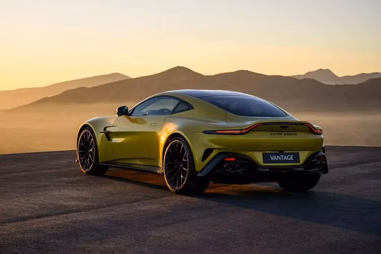 Kết hợp với khối động cơ mạnh mẽ này là hộp số tự động ZF 8 cấp quen thuộc và hệ dẫn động bánh sau. Nhờ đó, xe có thể tăng tốc từ 0 - 96 km/h trong 3,4 giây với tốc độ tối đa 325 km/h. Để cải thiện khả năng tăng tốc, Aston Martin đã trang bị cho Vantage 2025 hệ thống kiểm soát khởi động mới và hệ thống kiểm soát lực kéo có thể điều chỉnh.