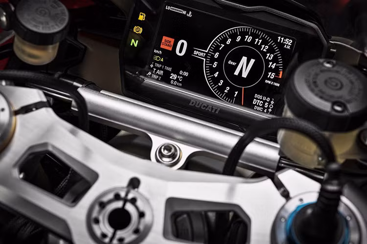 Ducati Panigale V4 R 2019 vẫn sở hữu bảng đồng hồ điện tử TFT tương tự Panigale V4 tiêu chuẩn, nhưng được nâng cấp hiển thị vòng tua cao hơn. Bảng đồng hồ này còn hiển thị tính năng giới hạn tốc độ khi vào đường Pit (Pit Limiter) cho phép tùy chỉnh giới hạn tốc độ tối đa khi xe vào đường pit.