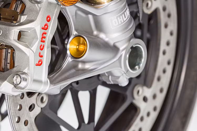 Xe cũng sở hữu tính năng tính thời gian hoàn thành mỗi vòng đua qua GPS (Ducati Lap Timer GPS) giúp ghi lại các mốc thời gian, vòng tua cực đại, tốc độ tối đa và độ nghiêng thân xe. Hai tính năng trước đây chỉ có trên xe đua MotoGP. Bên cạnh đó là hệ thống treo Ohlins, phanh Brembo, giảm xóc NPX titanium ở phía trước và giảm xóc đơn TTX36 ở sau...